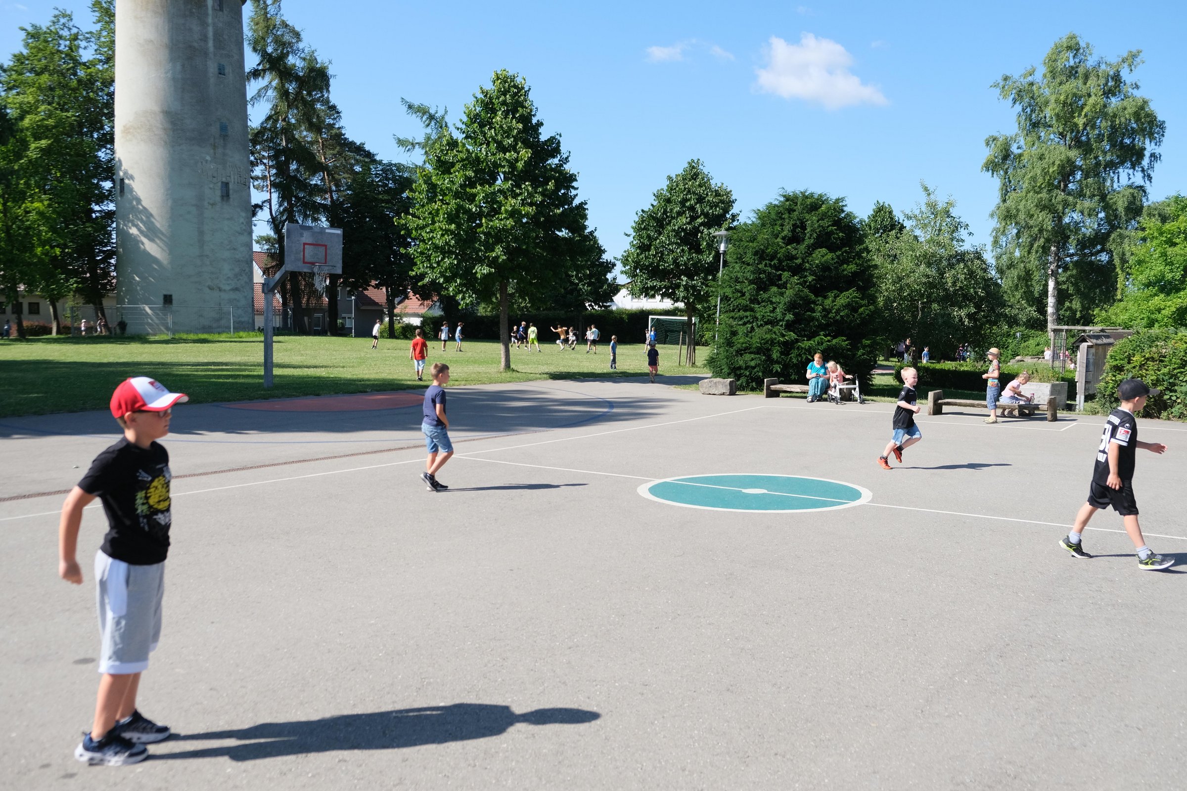 Spielende Kinder auf dem asphaltierten Pausenhof