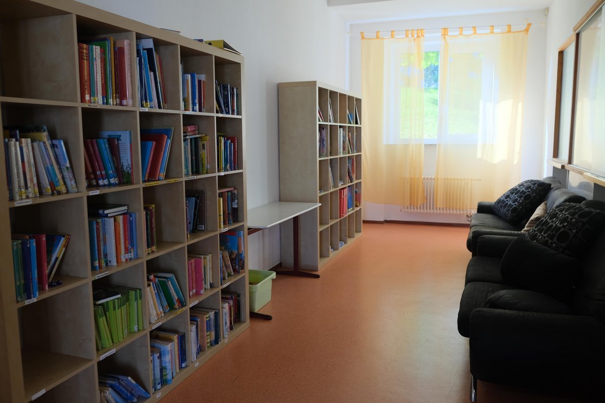 Blick in die Schülerbücherei mit gefüllten Bücherregalen und Sitzgelegenheiten